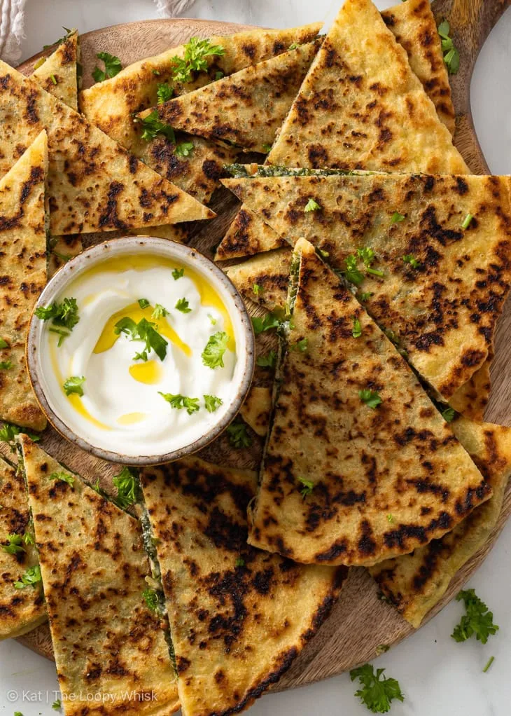 Pane piatto ripieno di spinaci e formaggio