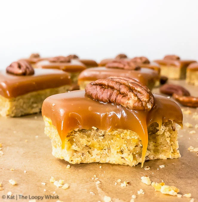 Barrette al caramello salato, arancia e noci pecan