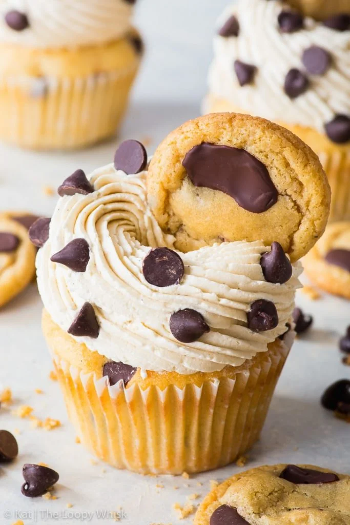 Cupcakes con gocce di cioccolato e glassa al gusto di "impasto per biscotti"