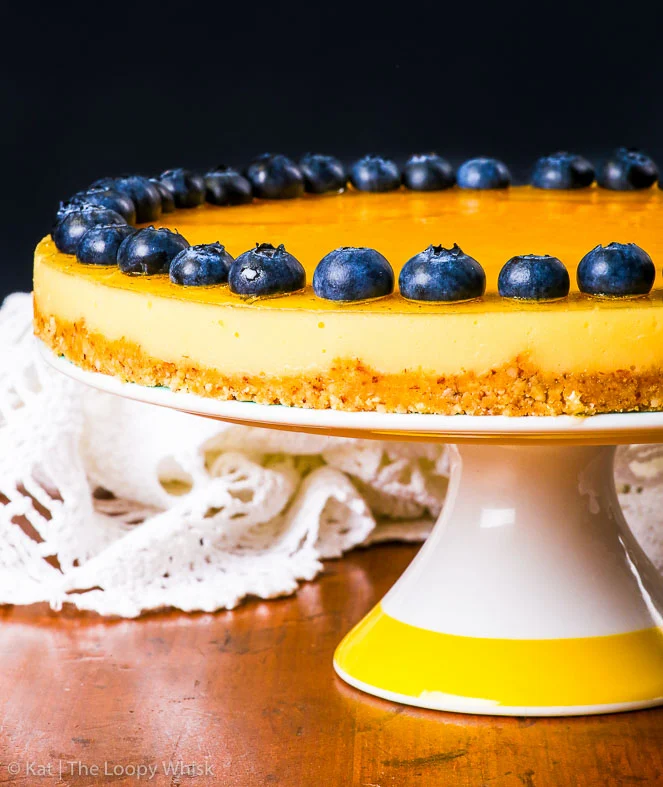 Torta al limone senza cottura con glassa a specchio