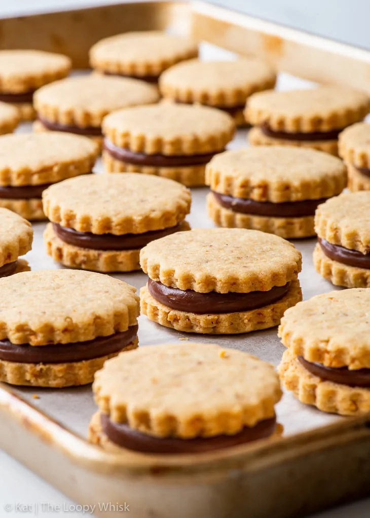 Biscotti sandwich alle nocciole con ganache al cioccolato al latte
