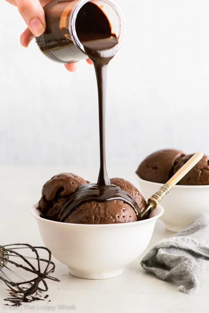 Gelato al cioccolato, 4 ingredienti, con salsa al cioccolato