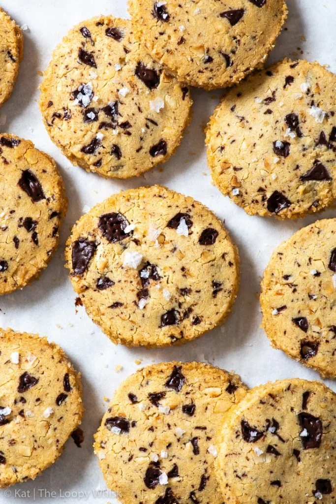 Biscotti affettati di nocciole e cioccolato, senza uova