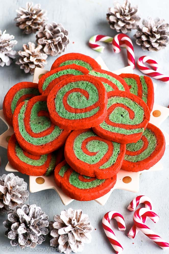 Biscotti di Natale a spirale, rossi e verdi