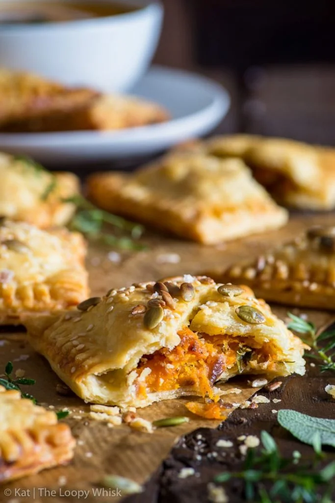 Sfoglie di zucca con cipolla caramellata e "cheddar" vegano