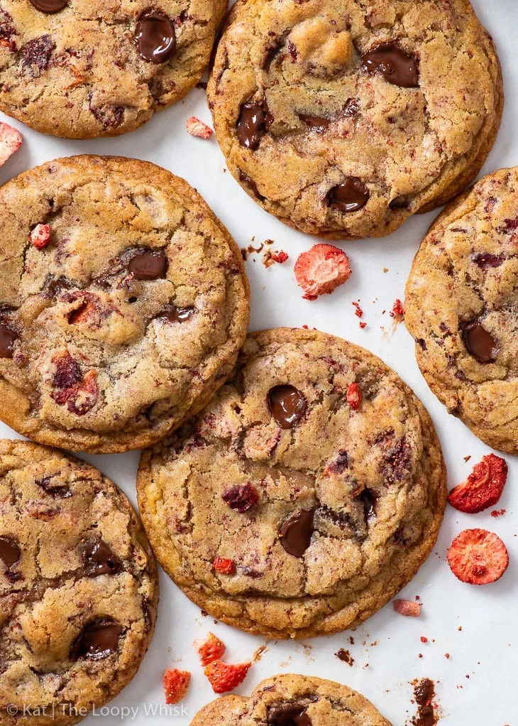 Biscotti con gocce di cioccolato e fragole