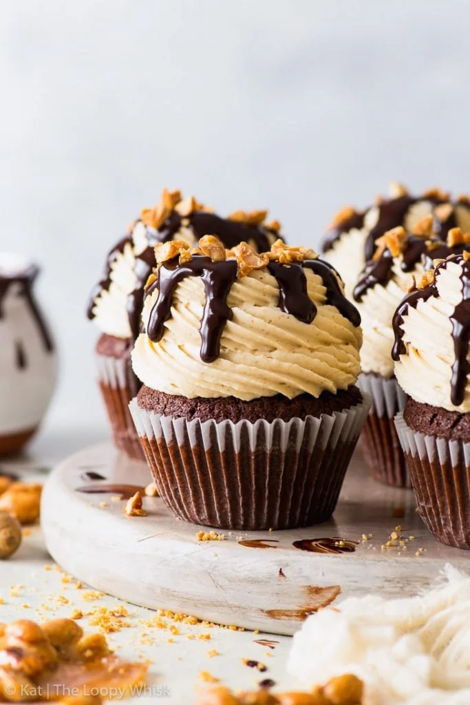 Cupcakes al cioccolato e burro d'arachidi, con arachidi caramellate