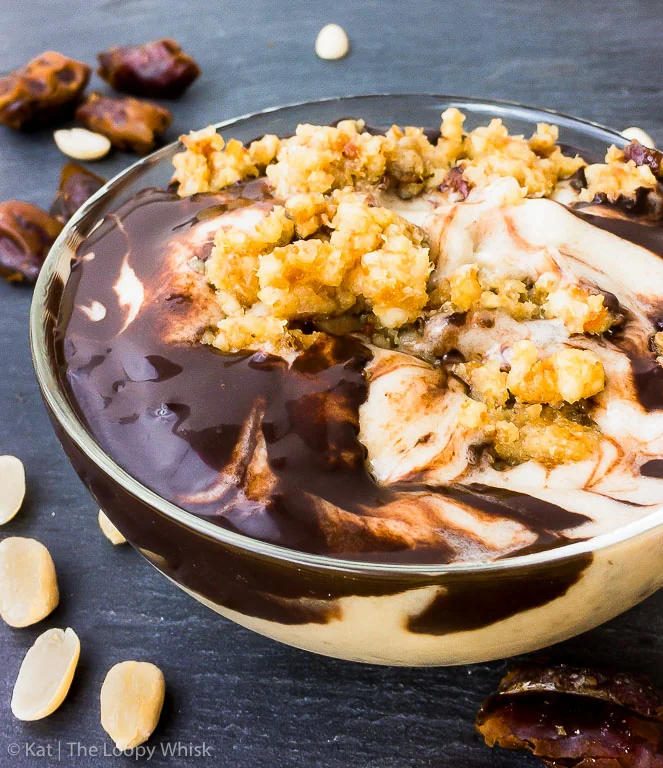 Tazza di smoothie "gelato sciolto" con salsa al cioccolato e pezzetti di "impasto di biscotto"