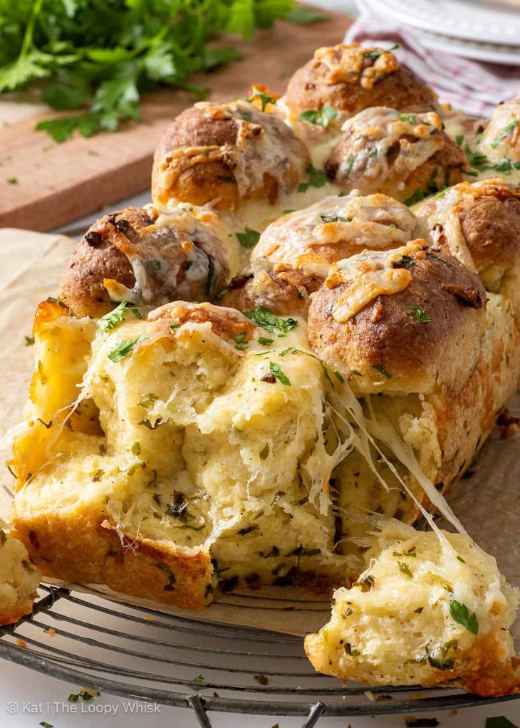 Pane sfilacciato all'aglio e formaggio