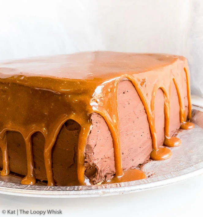 Torta al cioccolato e burro d'arachidi con caramello salato