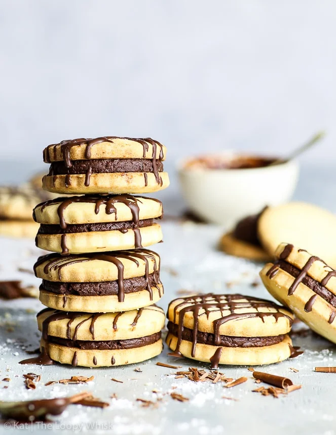 Biscotti sandwich al cioccolato con ganache