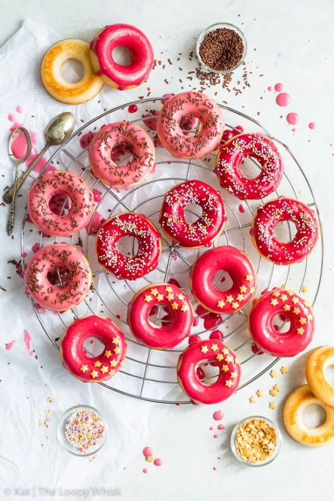 Donuts al forno con glassa ai lamponi