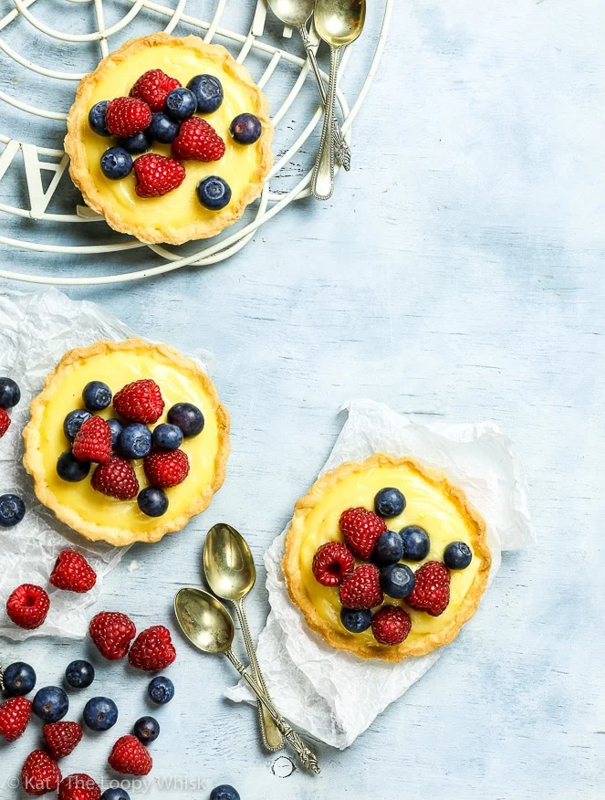 Tartelette ai frutti di bosco con crema al limone