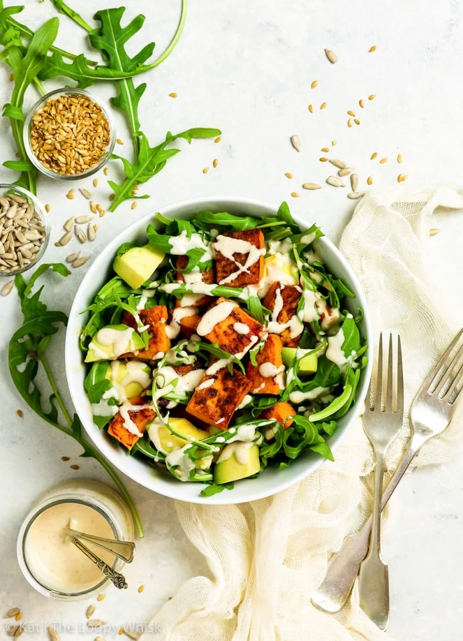 Insalata di patate dolci e rucola con avocado e salsa cremosa al burro di arachidi