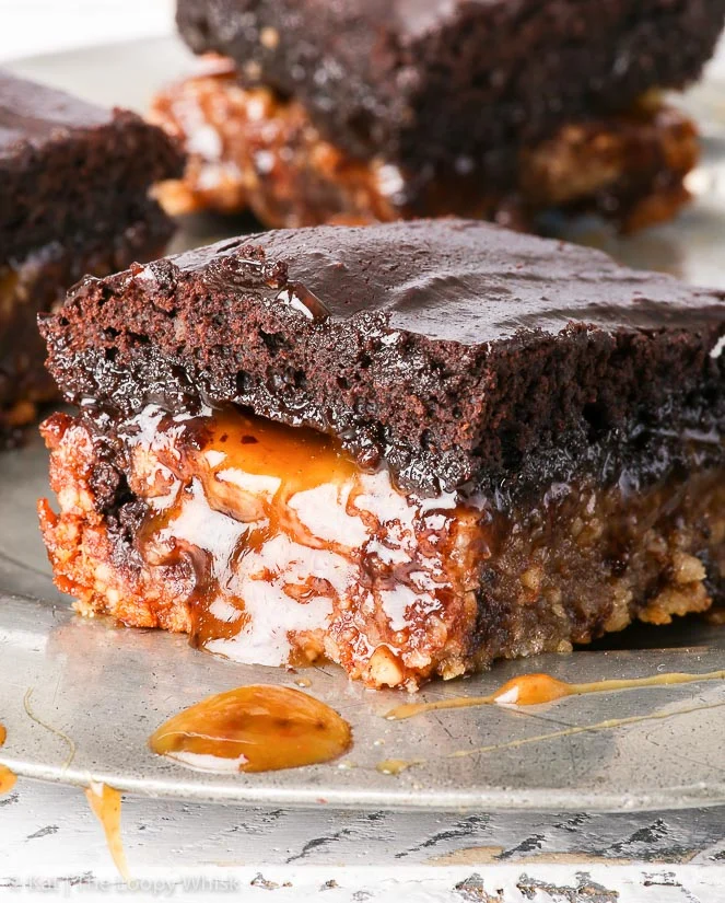 Brownies al caramello e biscotti con gocce di cioccolato
