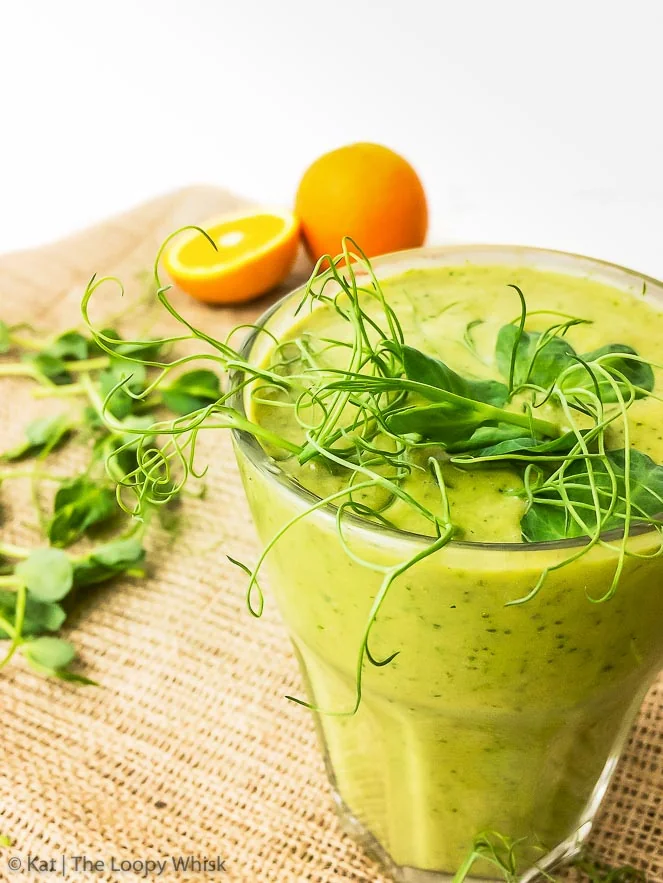 Smoothie verde di primavera con germogli di pisello