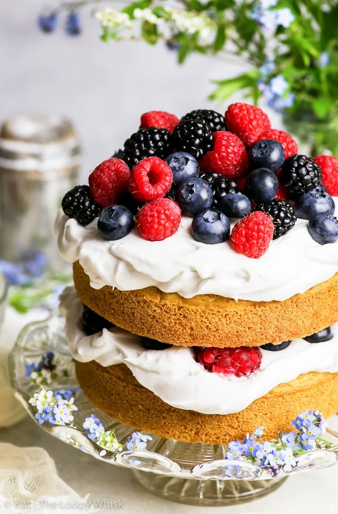Torta vegana alla vaniglia con frutti di bosco