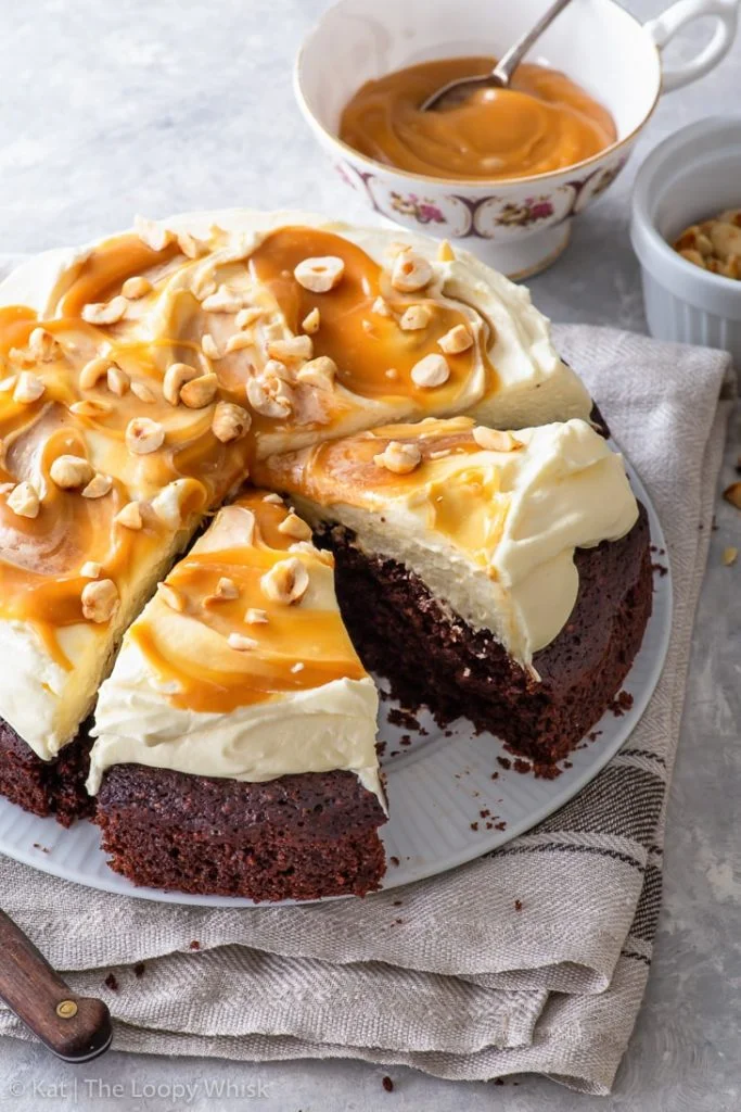 Torta al cioccolato e nocciole con crema al caramello