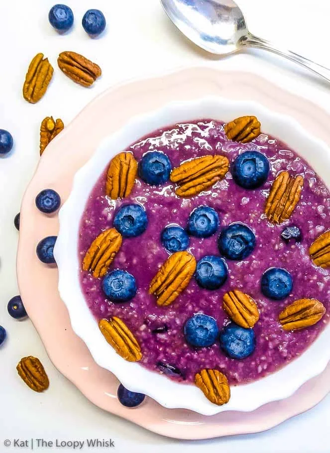 Porridge d'avena con mirtilli e noci pecan