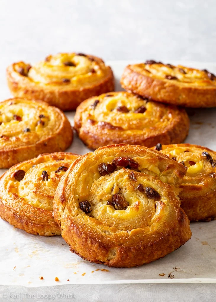 Sfoglie danesi con crema alla vaniglia e uvetta