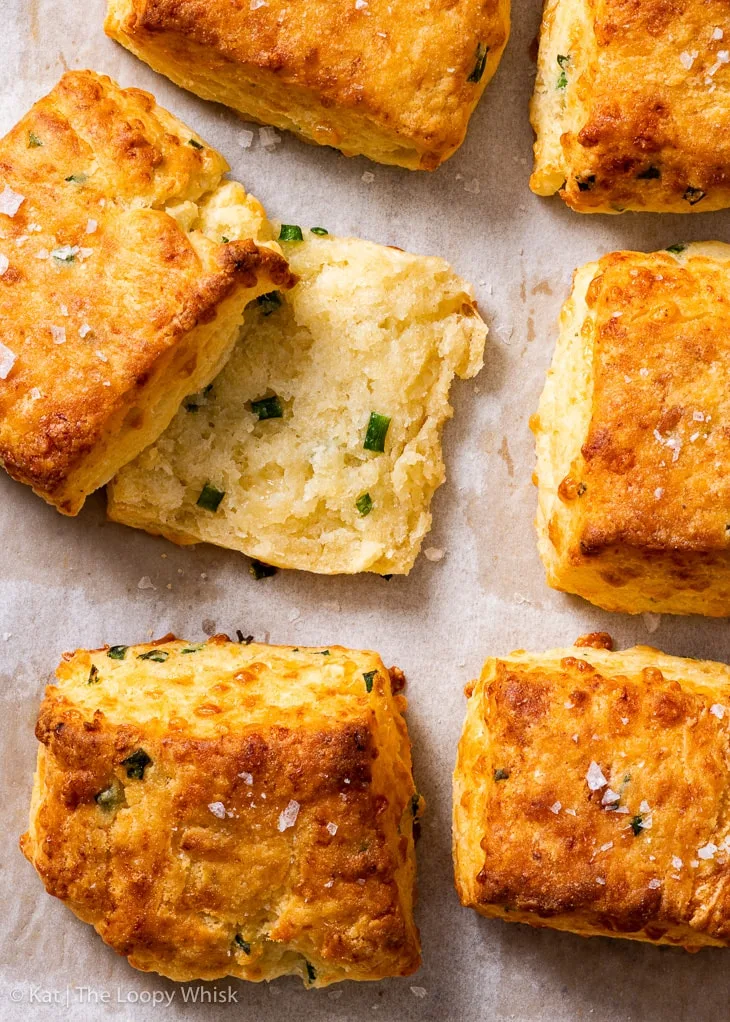 Scones salati al formaggio ed erba cipollina