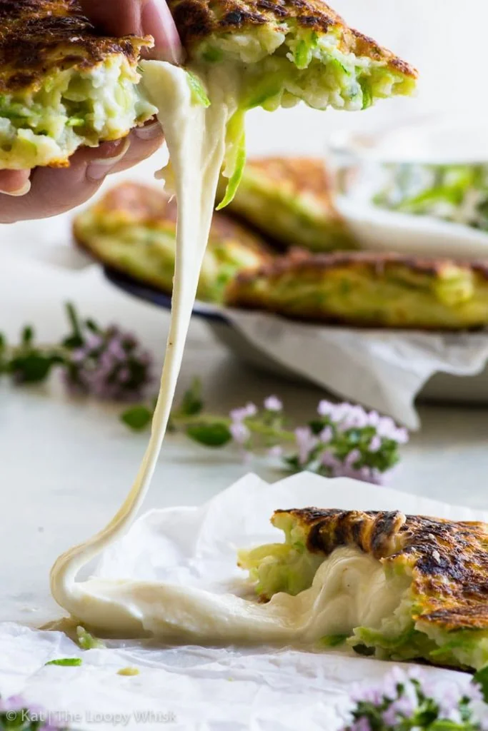 Fritelle di zucchine ripiene di "mozzarella"