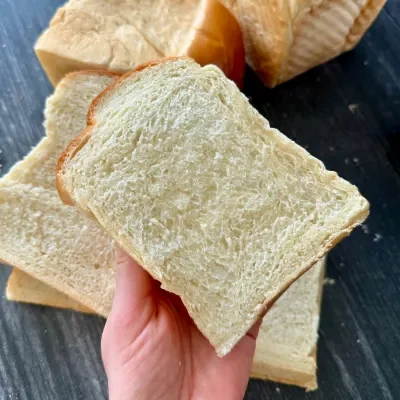 Pane in cassetta con yogurt