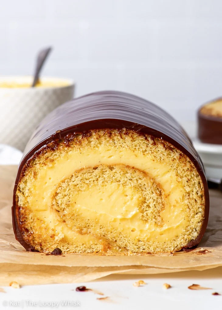 Torta di vaniglia con crema e cioccolato