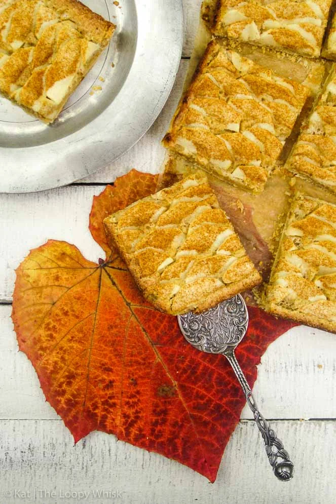 Bocconcini di torta di mele e nocciole