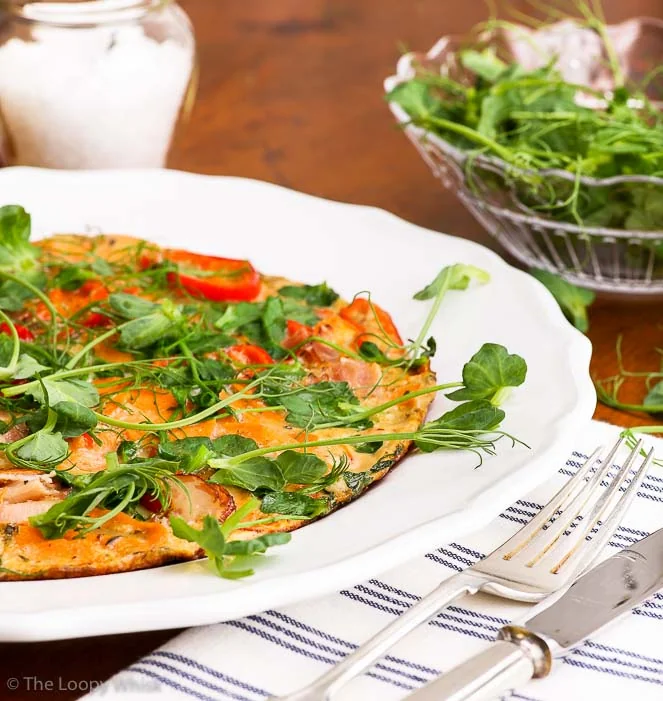 Omelette di verdure con germogli di pisello