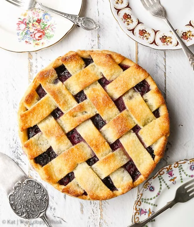 Torta di mirtilli con griglia intrecciata