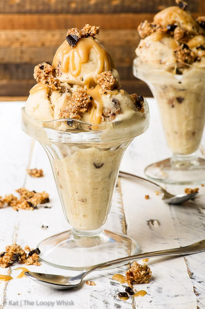Sundae di gelato al “cookie dough” con caramello salato