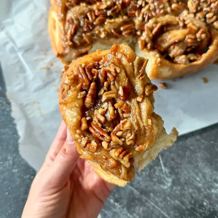 Rotoli appiccicosi di noci pecan e sciroppo di datteri