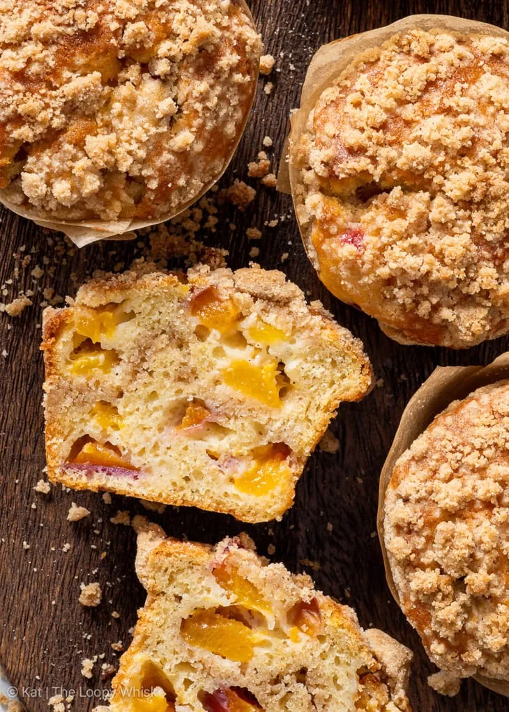 Muffin di pesca con crumble alla cannella