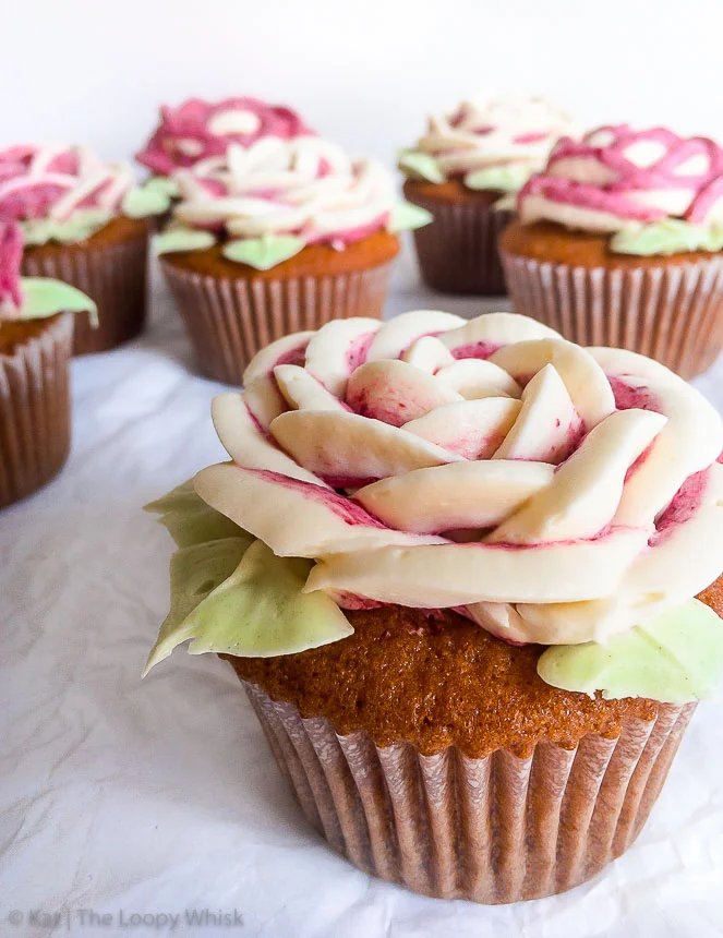 Cupcakes al cioccolato bianco con rose di buttercream alla vaniglia e mora