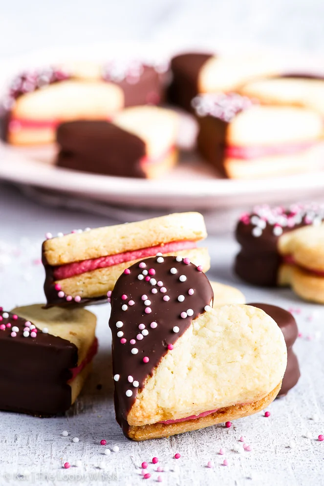 Cuori di biscotto al cioccolato con ripieno di lampone