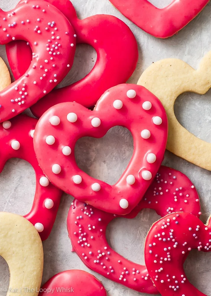Biscotti a cuore con glassa ai lamponi