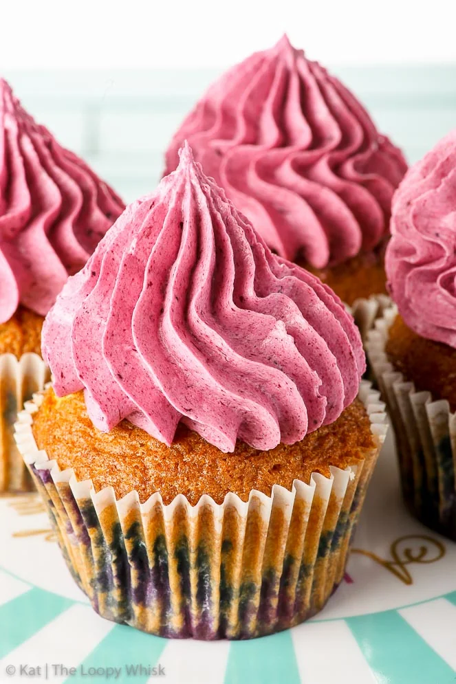 Cupcakes ai mirtilli con crema al burro ai mirtilli