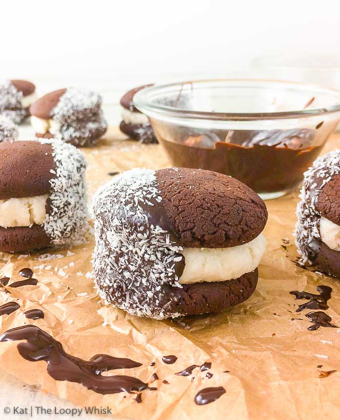 Biscotti sandwich al cioccolato e cocco, stile "Bounty"