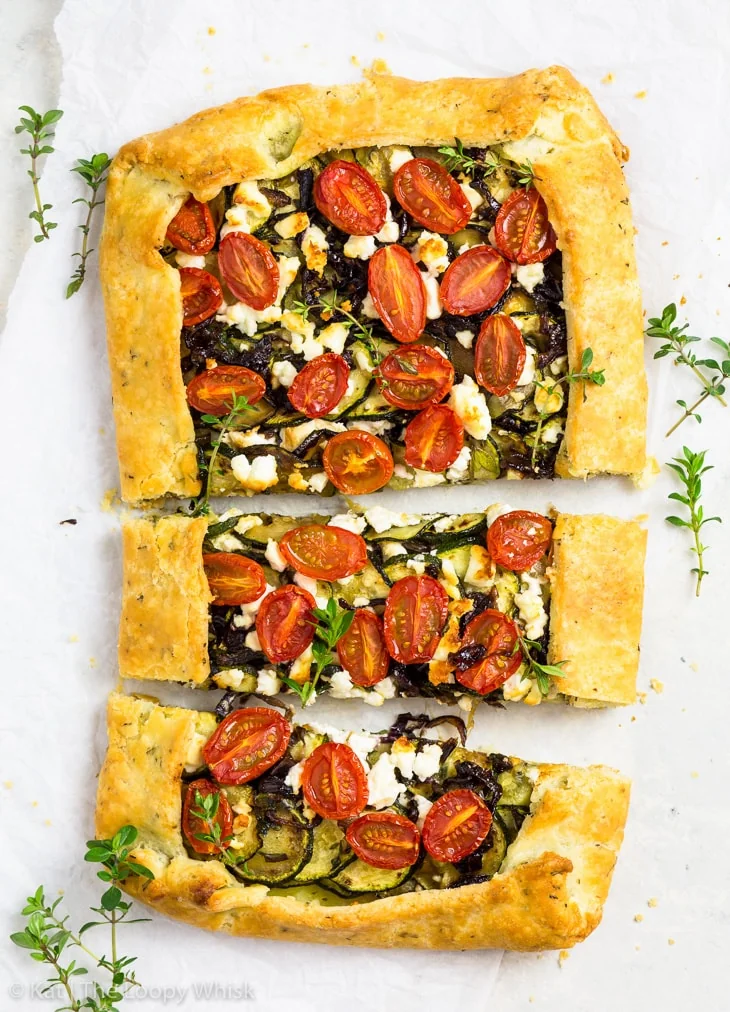 Galette rustica di zucchine con "feta" vegetale e pomodorini