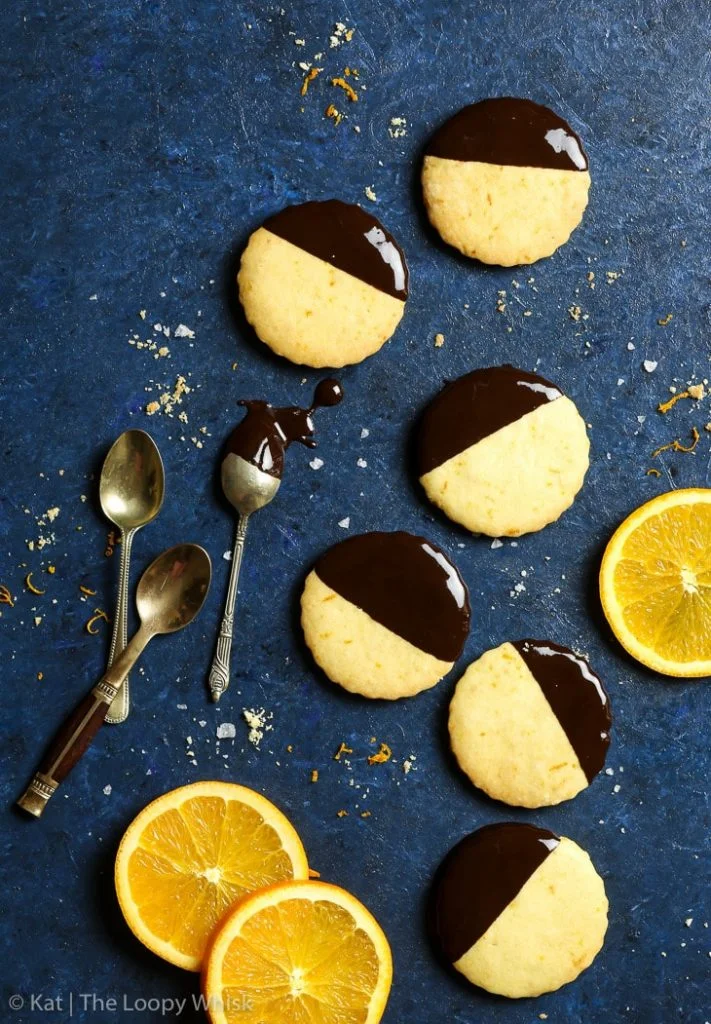 Biscotti all'arancia intinti nel cioccolato