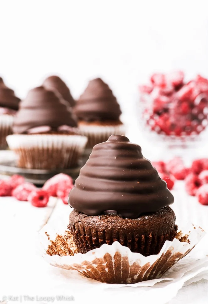 Cupcakes “hi-hat” ai lamponi, ricoperti di cioccolato