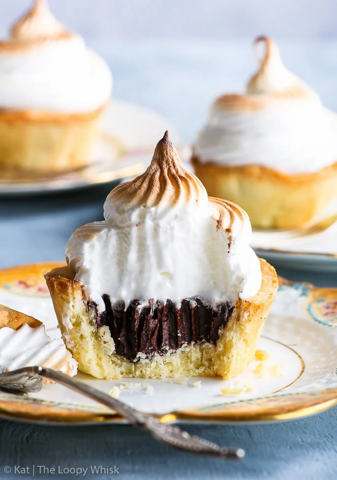 Coppe di biscotto con cioccolata calda