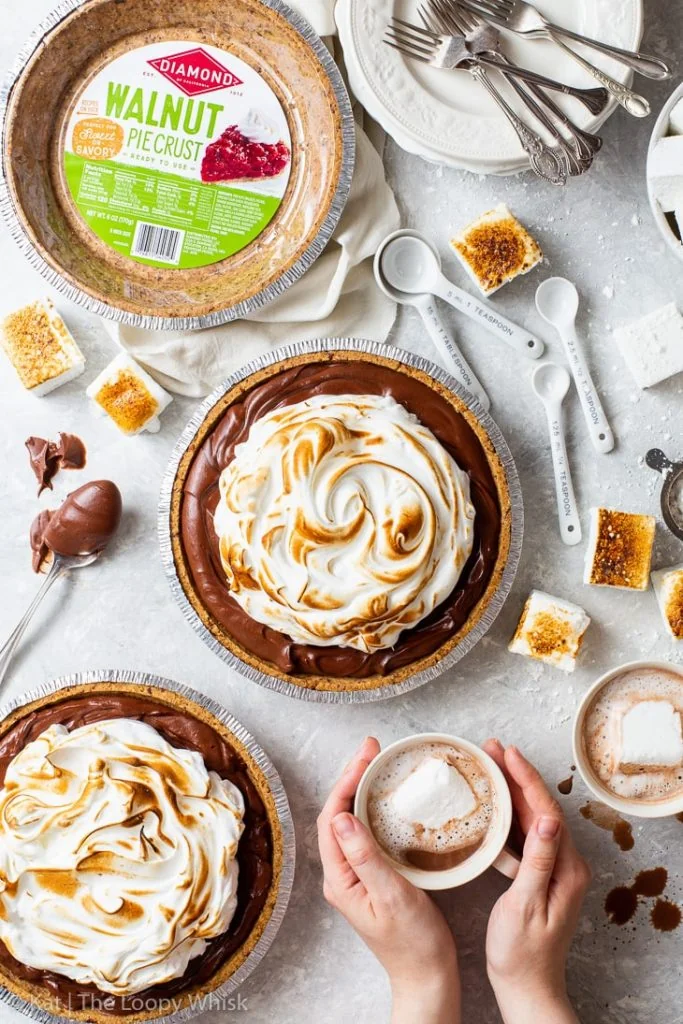 Torta calda al cioccolato con meringa svizzera tostata